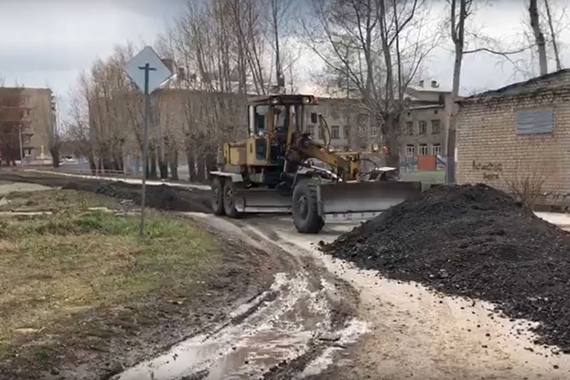 Безотходное производство: рабочие в Каменске-Уральском срезают изношенный асфальт на одной улице, чтобы... уложить его на другой!