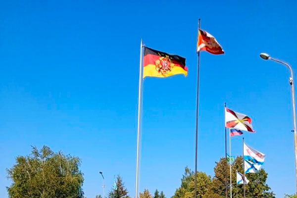 В Каменске-Уральском на Аллее Славы появился еще один флаг