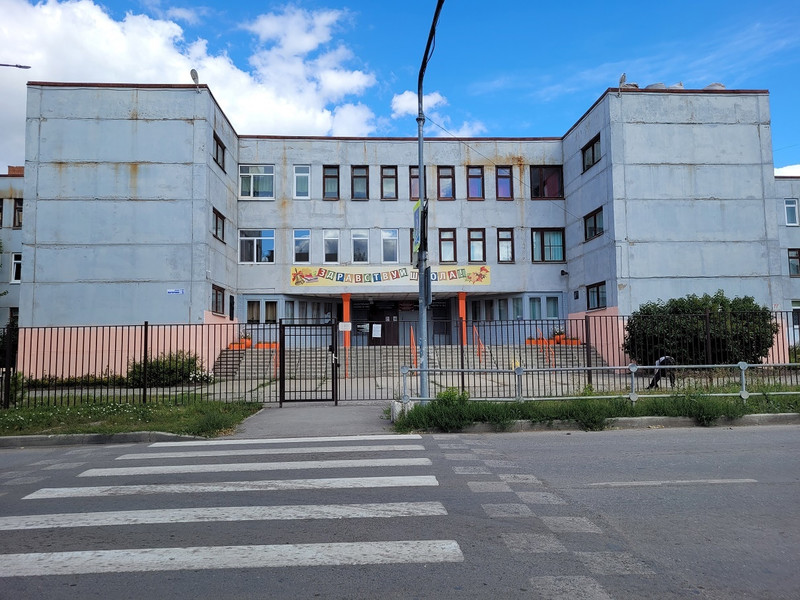 В режиме "без выходных". В Каменске-Уральском рабочие ремонтируют, пожалуй, самую нетипичную кровлю в школе