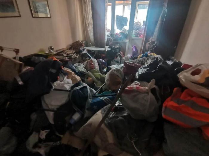 Суд заставил екатеринбуржцев убрать квартиру, заваленную мусором | В Екатеринбурге приставы заставили расчистить квартиру, засоренную до потолка