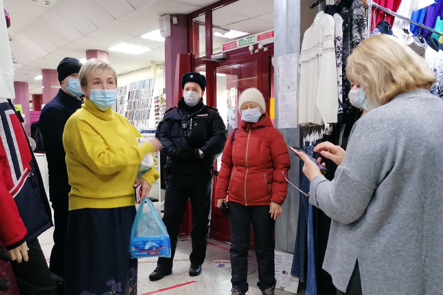 Негатива меньше, чем было в выходные. Каменцы привыкают к новым реалиям жизни и, если нет QR-кода, то в ТРЦ и другие заведения не идут...