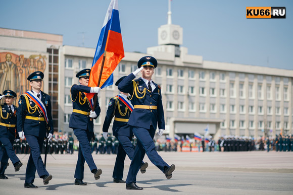 Правнучка фронтовика из Каменска-Уральского: «Парад ― он, знаете, придает Дню Победы особую торжественность, поэтому мы с сыном здесь...»