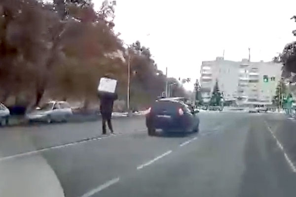 Утром в Каменске-Уральском по центральной улице Красногорки разгуливал мужчина с плакатом. ВИДЕО