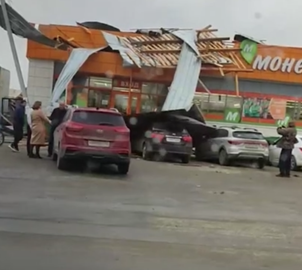 В Екатеринбурге сильный ветер снес крышу с супермаркета | На Урале сильный ветер снес крышу с супермаркета