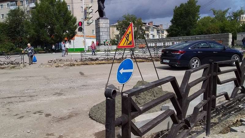 Уложили выравнивающий слой: в пос. Октябрьском в Каменске-Уральском продолжаются комплексные ремонты дорог, под асфальтом — бетон!