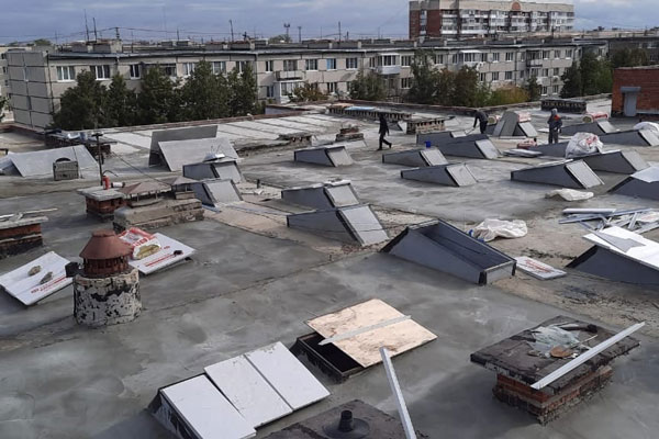 Ремонт крыши школы №60 в Каменске-Уральском идет с опережением графика. Дети пока учатся в соседних школах Ремонт крыши школы №60 в Каменске-Уральском идет с опережением графика. Дети пока учатся в соседних школах