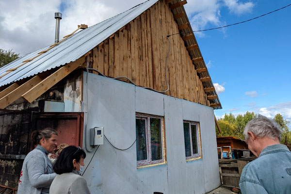 Каменским погорельцам — это многодетная семья! - привезли партию помощи: одежду для детей, продукты, средства гигиены