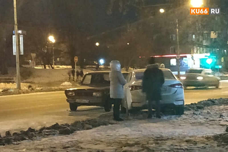 Шестидесятилетний мужчина за рулем вазовской «пятерки» протаранил стоящую автомашину Хендай на ул. Алюминиевая в Каменске-Уральском Шестидесятилетний мужчина за рулем вазовской «пятерки» протаранил стоящую автомашину Хендай на ул. Алюминиевая в Каменске-Уральском