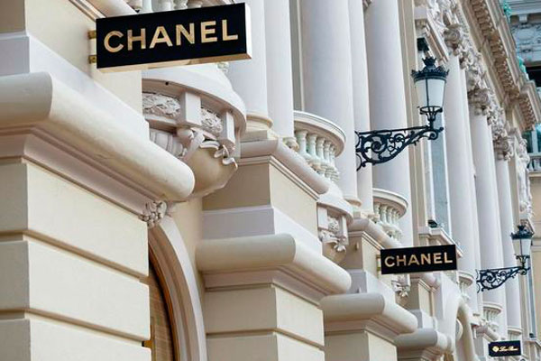 Chanel объяснила отказ продавать россиянам свои товары