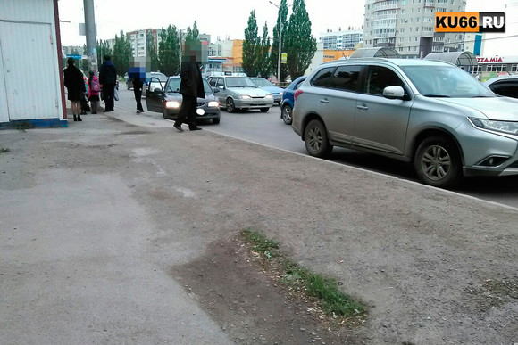 Столкновение двух иномарок в Каменске-Уральском только чудом обошлось без трагедии — одну из машин чуть было не отбросило на остановку