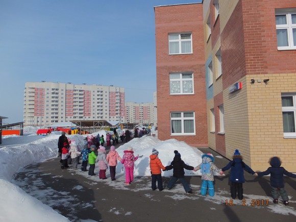 «Каравай» водили ребята, родители и педагоги, празднуя первую годовщину самого большого в Каменске-Уральском садика «Город детства»