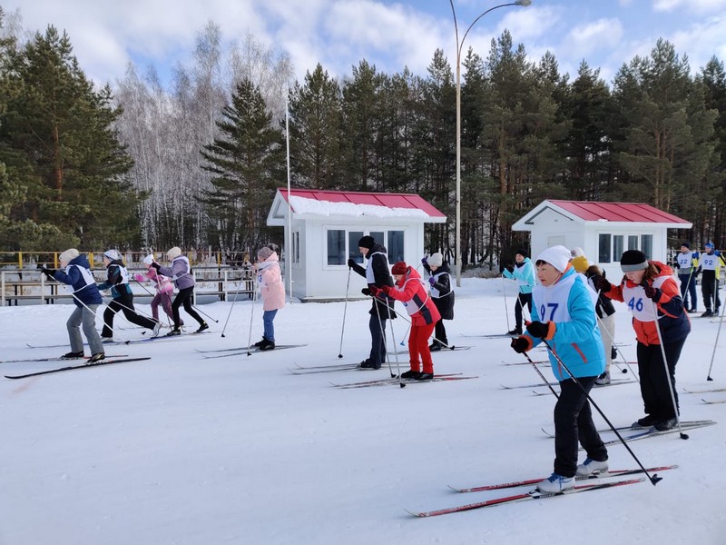 Коварная скользкая трасса и погода почти весенняя: как прошла традиционная заводская гонка у работников литейного завода в Каменске
