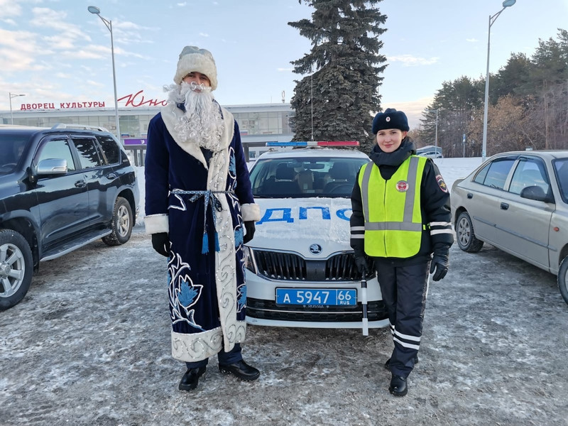 На автодороги Каменска-Уральского вышел Дед Мороз