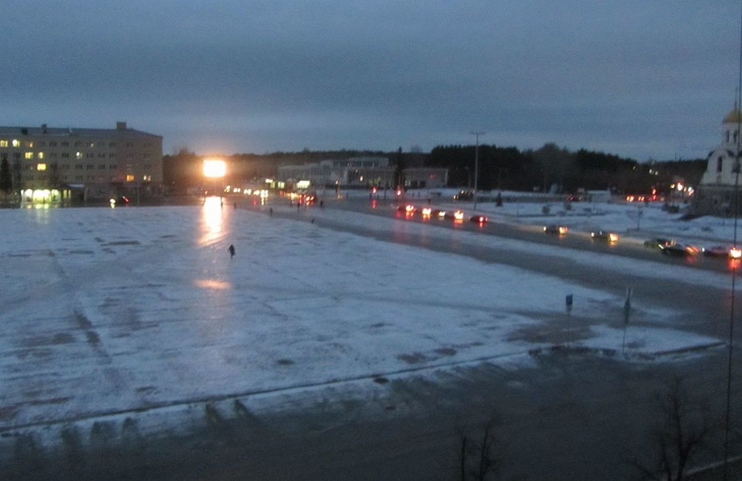 Сюрприз погоды: после ночного дождя дороги и тротуары в Каменске-Уральском превратились утром в настоящий каток. Дорожники «в шоке»