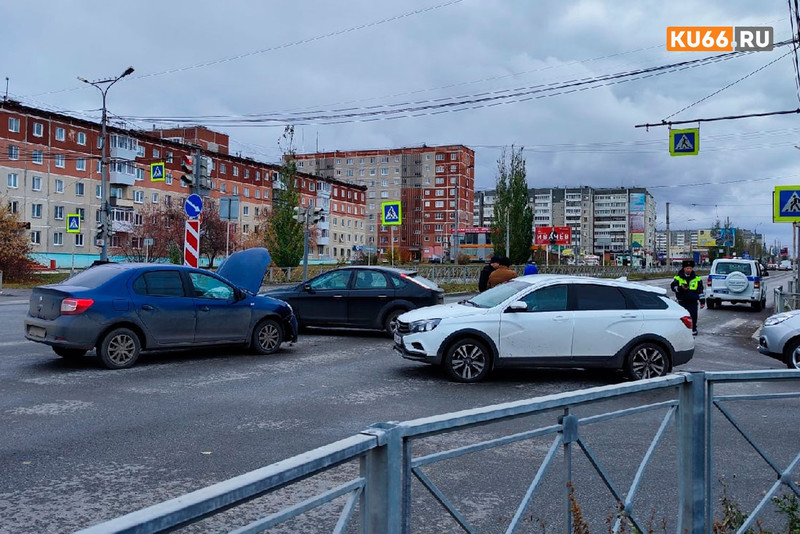 Накануне в Каменске-Уральском на перекрестке столкнулись две легковушки. ВИДЕО
