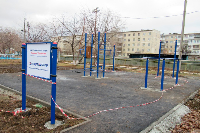 Хоть подтягивайся, хоть пресс качай! Площадки для занятий уличной гимнастикой появились на стадионах нескольких школ в Каменске-Уральском