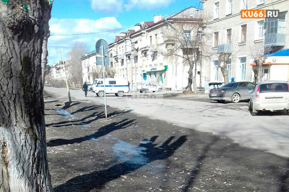 Срочно! На крыльце банка в Каменске-Уральском обнаружили подозрительную сумку. Полиция: «На место выехали кинологи с собаками...»