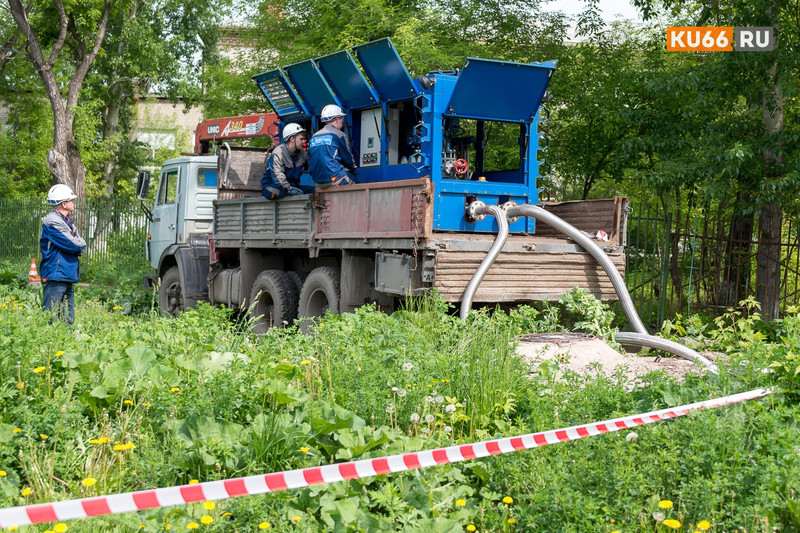Дома в Каменске-Уральском коммунальщики продолжают готовить к предстоящему отопительному сезону, промывая сети