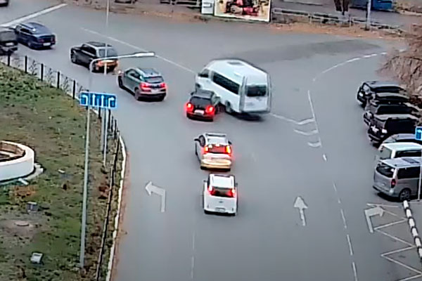 В Каменске-Уральском лихач решил выпрыгнуть из своего ряда в соседний и въехал в микроавтобус