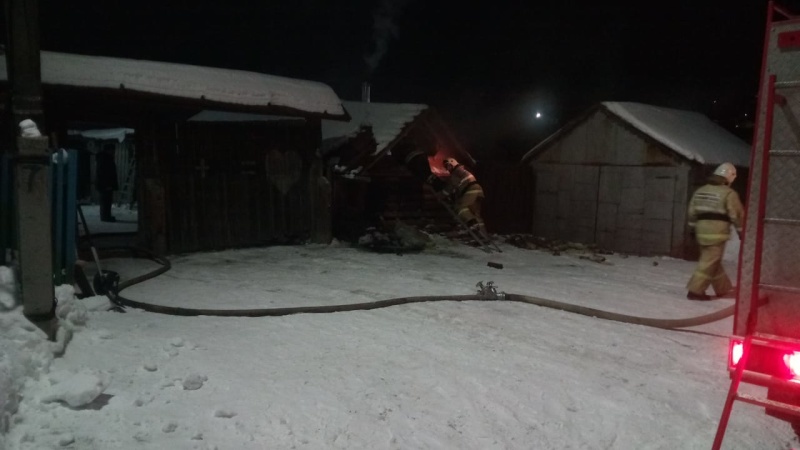 Накануне в селе под Каменском-Уральским сгорела баня. Огнеборцы спасли одного человека