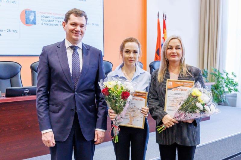 Пять новых трудовых династий пополнили золотой фонд Синарского трубного завода | СинТЗ отметил семьи, отдавшие заводу десятки поколений труда