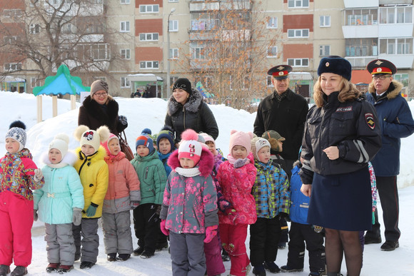 В детском саду №90 на празднике побывали настоящие защитники отечества — действующие сотрудники и ветераны Госавтоинспекции