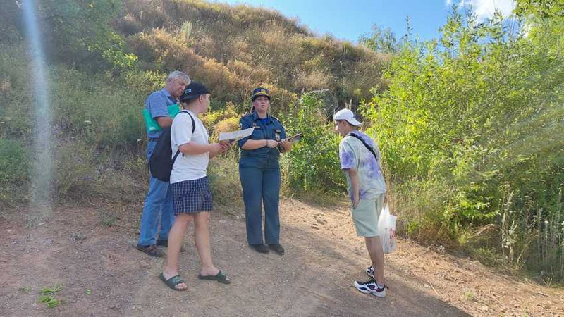 Из-за продолжающейся жары спасатели вновь ходят по берегам водоемов в Каменске-Уральском — предупреждают об опасности...