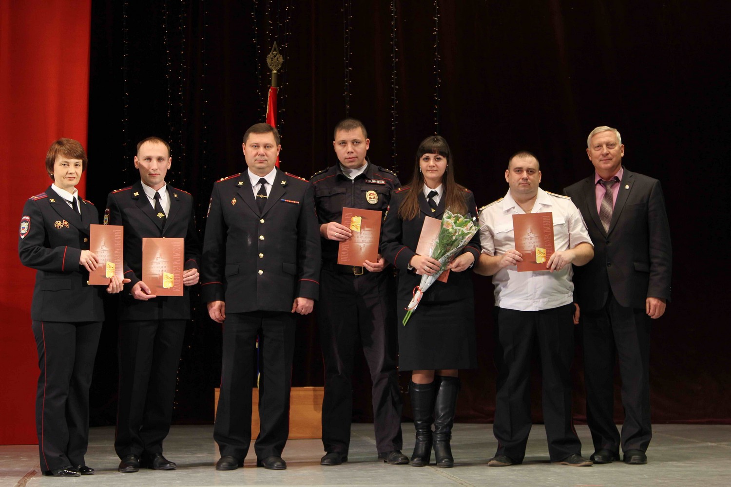 Премии и дипломы. В Каменске-Уральском на торжественном вечере в СКЦ наградили лучших участковых. Что думают «анискины» о своей работе? Премии и дипломы. В Каменске-Уральском на торжественном вечере в СКЦ наградили лучших участковых. Что думают «анискины» о своей работе?