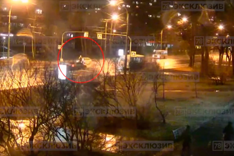 Мчащийся автомобиль сбил молодых влюблённых на пешеходном переходе. ВИДЕО