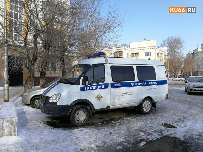 Полиция и медики скорой прибыли к дому по улице Исетская, 15 в Каменске-Уральском. По предварительным данным, совершено ножевое ранение