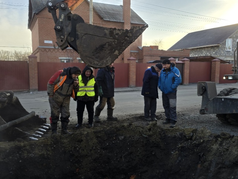 Машины мешали ремонту: в Каменске-Уральском спасли теплотрассу на улице Белинского | В Каменске-Уральском устранили утечку на коллекторе Белинского 30