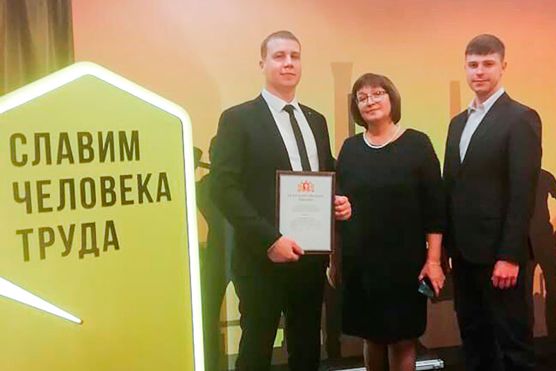 Работник СинТЗ Каменска-Уральского — лучший сварщик Свердловской области. Награду он получил из рук полпреда Президента РФ в УрФО