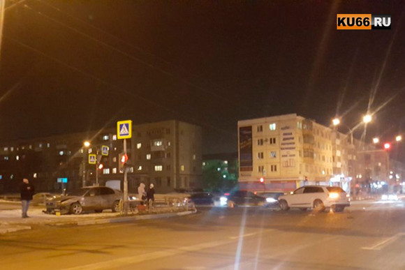 В Каменске-Уральском водитель Mitsubishi, уходя от «лобового», влетел в ограждение – с места аварии на «скорой» увезли грудного ребенка