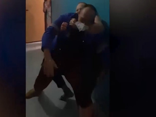 Избиение новосибирского врача "скорой" из-за бахил попало на видео