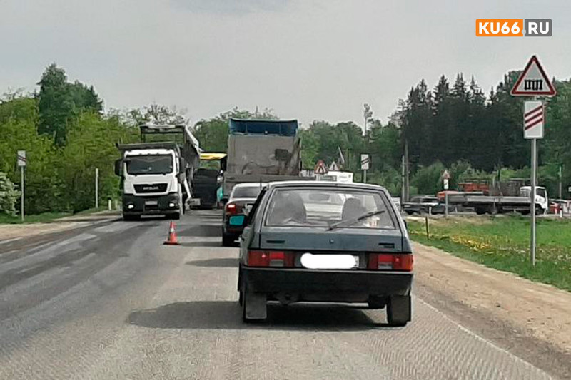 Автомобилисты второй день страдают из-за огромного затора в районе станции Марамзино между Екатеринбургом и Каменском-Уральским