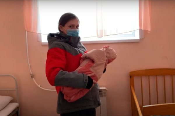 У осужденной в колонии-поселении Каменска-Уральского перед новым годом родилась дочь Виктория, маму уже выписали из городского роддома