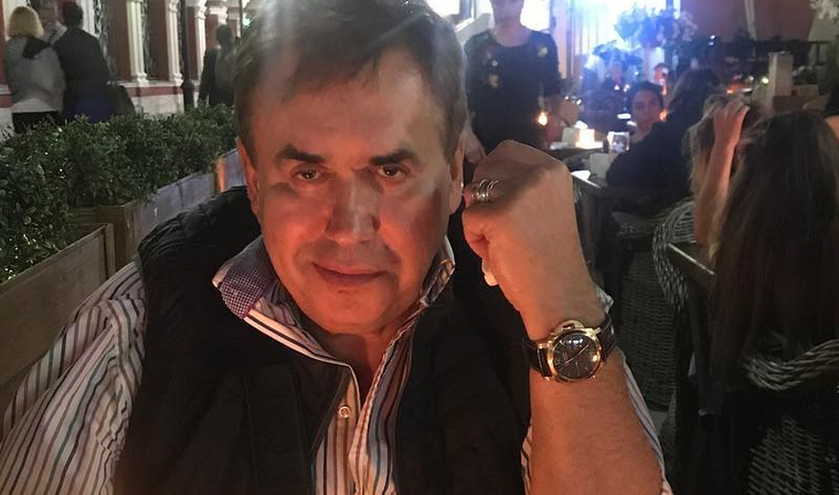 Садальский высмеял идею о переводе часов и вспомнил «несчастных коров» Медведева