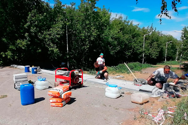 На спуске к станции «Металлист» в Каменске-Уральском обустраивают лестничные марши на средства социального партнера мэрии — компании «Русал»