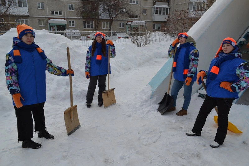 «Молодежный десант» - в Каменске-Уральском: помогал ветеранам, убирал снег на мемориалах и в детсадах, доставляли лекарства нуждающимся