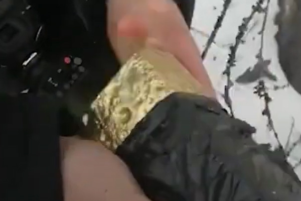 Трое россиян похитили два мешка с золотом на 200 млн рублей и закопали слитки в снег. ВИДЕО Трое россиян похитили два мешка с золотом на 200 млн рублей и закопали слитки в снег. ВИДЕО