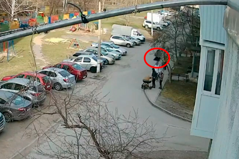 «Малыш не пострадал, но испугался и заплакал». В Каменске-Уральском у дома по ул. Кирова на коляску с младенцем упал кусок рубероида