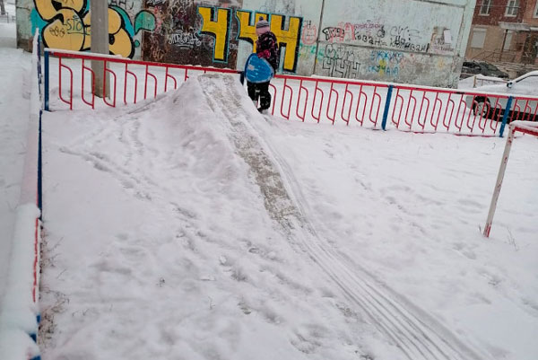 Управляющая компания потребовала от каменца убрать горку во дворе