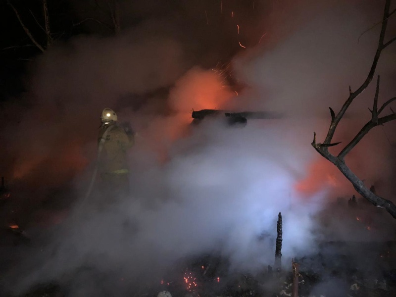 Ночью в Каменске-Уральском сгорели садовые дома