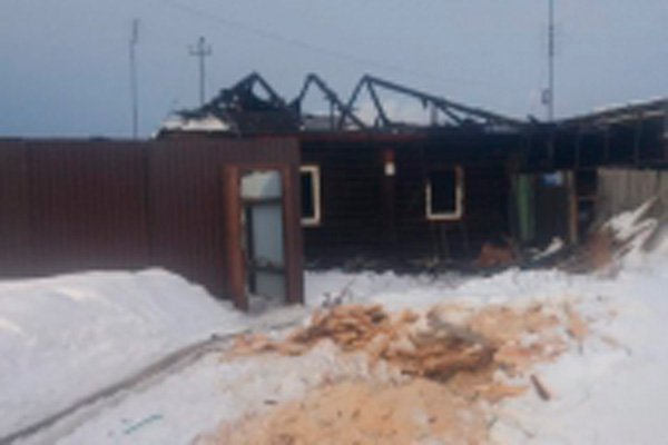 Из пожара вытащили еще живой, но вскоре женщина скончалась: трагедией завершилось возгорание частного дома в Каменске-Уральском