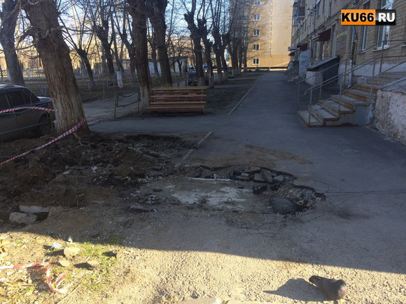 «Грязь развели, вид ужасный!» В центре Каменска-Уральского жители дома живут в грязи, которую коммунальщики создали им год назад