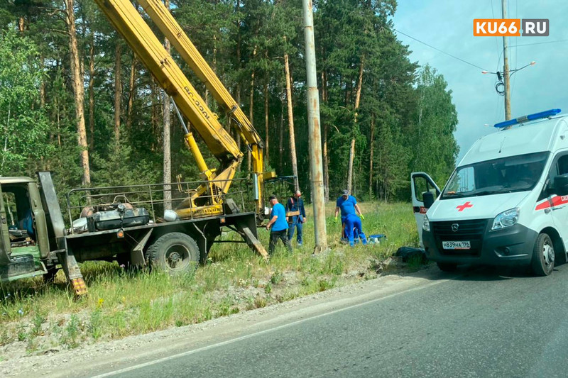 Рабочего ударило током на электроопоре у Диагностического центра в Каменске-Уральском. Вскоре после ЧП на место прибыли медики скорой