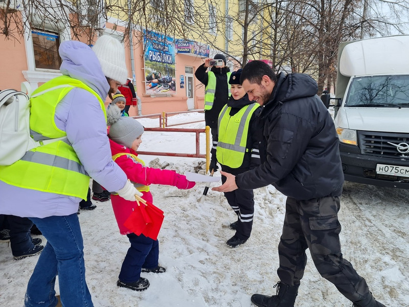 Сотрудники ГИБДД Каменска-Уральского и дети вручили водителям письма