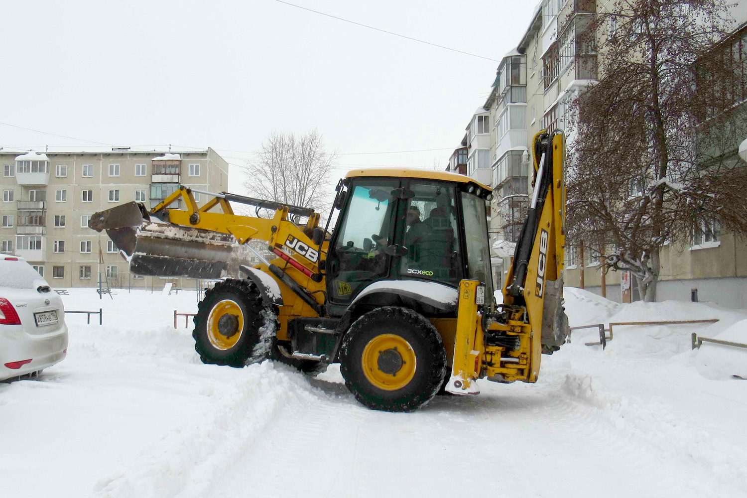 Все выходные коммунальщики усиленно чистили снег в Каменске-Уральском – дворы «скребли» два десятка тракторов. Теперь вывозят