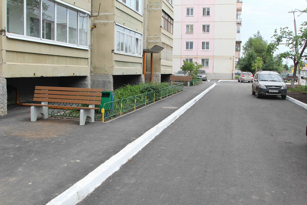 Власти Каменска-Уральского, захлебываясь от радости, повествуют о благоустройстве дворов и о том, что город похвалило областное минЖКХ