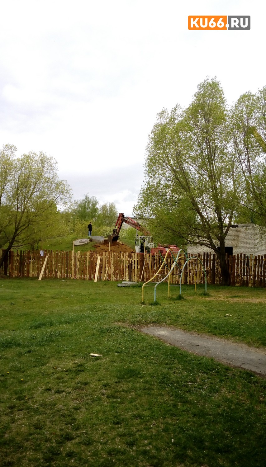 Жители дома за мэрией Каменска-Уральского требуют оставить в покое гору земли. «Лучше бы засыпали болото Семь ключей»